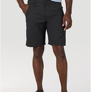 NWT: WRANGLE PERFORMANCE ELASTIC WAIST SHORT IN JET BLACK SIZE 40